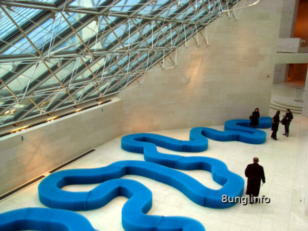 Prokrastination - blaues Labyrinth mit Personen