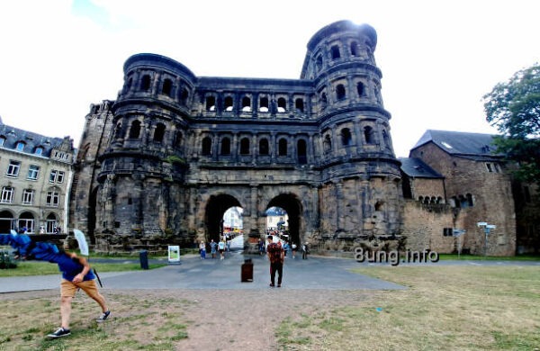 ☛ Untergang des Römischen Reiches – was bleibt in der Gegenwart bis heute? | Kulturmagazin 8ung.info Trier, Porta Nigra, etwas zerbeult