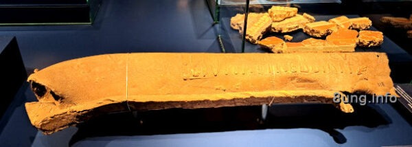 ☛ Untergang des Römischen Reiches – was bleibt in der Gegenwart bis heute? | Kulturmagazin 8ung.info Trier, Landesmuseum, Ausstellung "Untergang des Römischen Reiches", Wasserrohr aus Blei