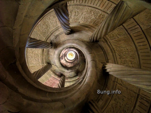 Prokrastination oder schreiben, was die Fantasie hergibt? | Kulturmagazin 8ung.info Prokrastination - Wendeltreppe mit Blick nach oben zur Sonne