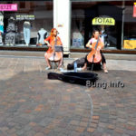 2 Cellistinnen auf der Fußgängerzone