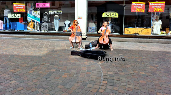 2 Cellistinnen spielen auf der Fußgängerzone