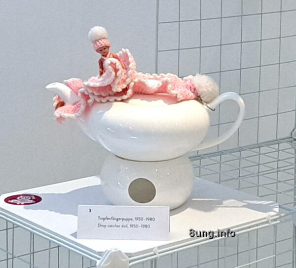 ☛ Museumstipp: Geht doch! Clopapier immer zur Hand | Kulturmagazin 8ung.info Museum der Alltagskultur "Geht doch! Erfindungen, die die Welt (nicht) braucht" Tropfenfängerpuppe