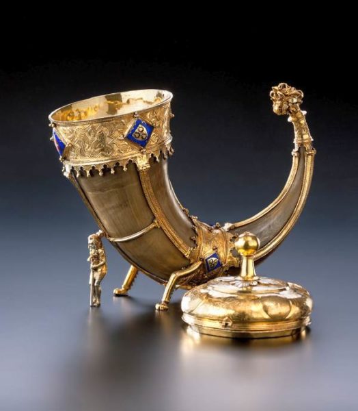 Große Sonderausstellung „Berauschend – 10.000 Jahre Bier und Wein“: Trinkhorn (sog. Greifenklaue) Ende 14. Jahrhundert, Wisenthorn, Silber, vergoldet, Email Landesmuseum Württemberg, Stuttgart © Landesmuseum Württemberg, Hendrik Zwietasch