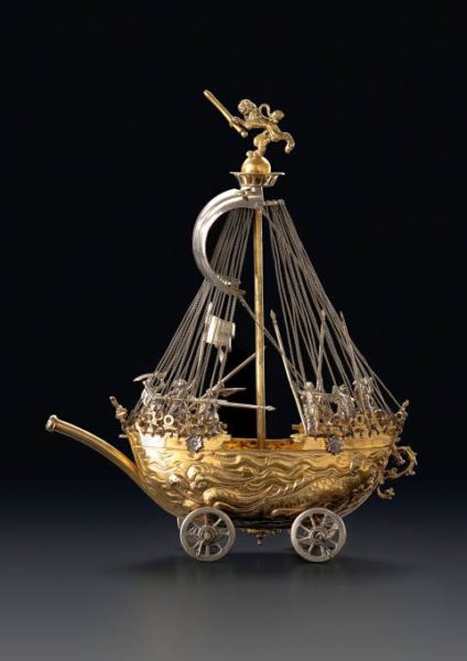 Große Sonderausstellung „Berauschend – 10.000 Jahre Bier und Wein“: Trinkgeschirr in Form eines Segelschiffs Esaias zur Linden (nachweisbar 1609–1632), Nürnberg, 1630/32, silbervergoldet Landesmuseum Württemberg, Stuttgart Ausstellungsbereich „Willkomm und Prosit – Trinkrituale und Herrschaftsrepräsentation“ © Landesmuseum Württemberg, Hendrik Zwietasch