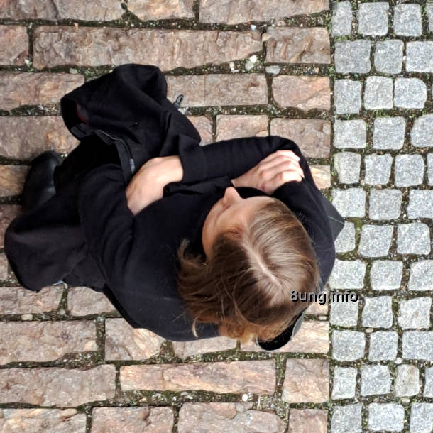 Frau von oben, Steinpflaster