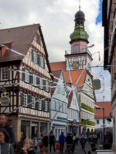 ☛ Kirchheim unter Teck: Kunst an Straße und Dächern | Kulturmagazin 8ung.info Felice Varini: "Zwölf Punkte für sechs Geraden" in Kirchheim unter Teck bei Dunst