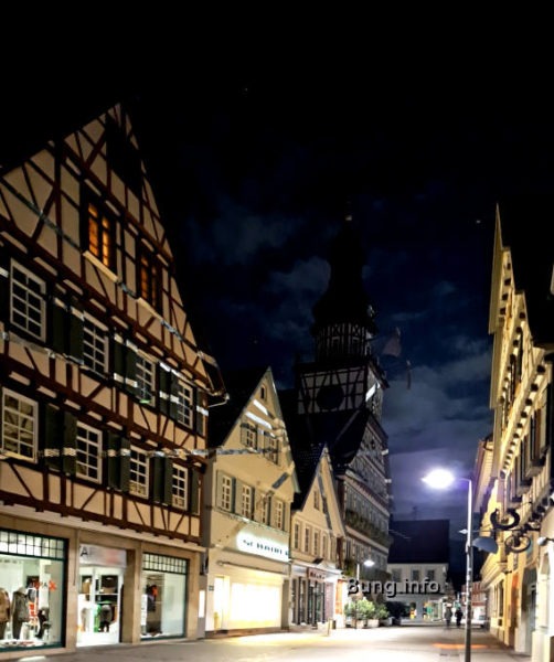 ☛ Kirchheim unter Teck: Kunst an Straße und Dächern | Kulturmagazin 8ung.info Felice Varini: "Zwölf Punkte für sechs Geraden"
