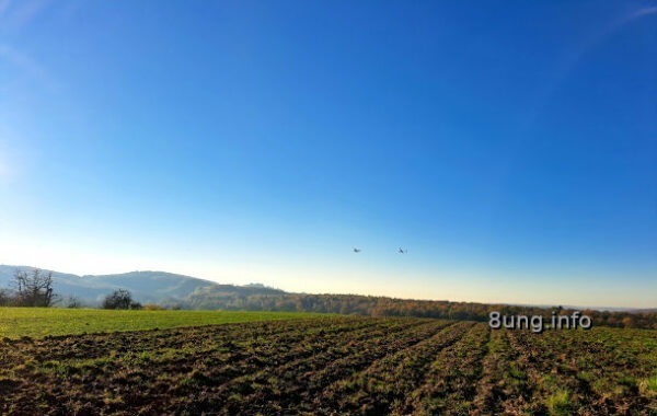 Wetter im November,Landschaft mit blauem Himmel