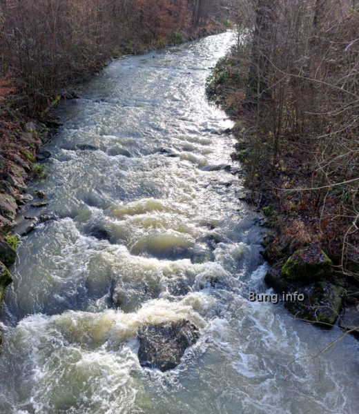 Wetterprognose April 2023 mittels der 12 Rauhnächte: Graues, schnell fließendes Wasser im Bach