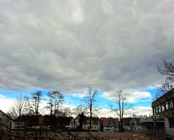 Wolkendecke mit blauen Streifen