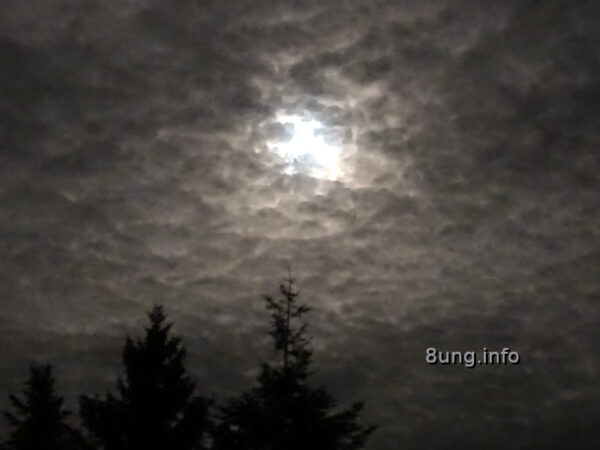 hinter Wolken verdeckter Vollmond im April 2016