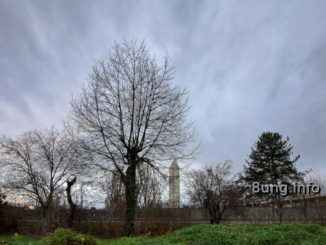 graue Regenwolken über der Landschaft