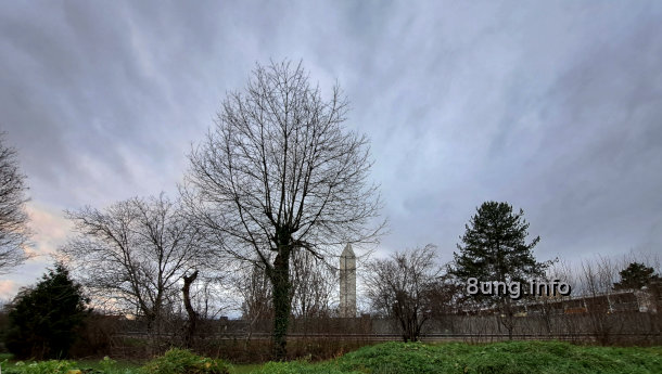graue Regenwolken über der Landschaft