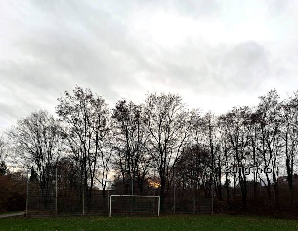 graue Wolken, Bäume ohne Blätter, Sportplatz