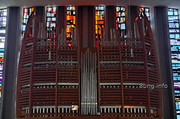 Wetterprognose Dezember 2023 mittels der 12 Rauhnächte: Orgel in der Kirche, im Hintergrund farbige Glssfenster
