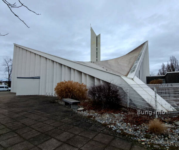 Wetterprognose November 2023 mittels der 12 Rauhnächte: weiße Kirche vor grauen Wolken