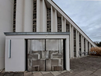 Kirchentür einer modernen Kirche bei trübem Wetter