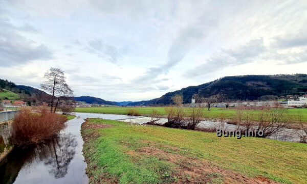 Fluss und Nebenfluss, Bergkette, graue Wolken