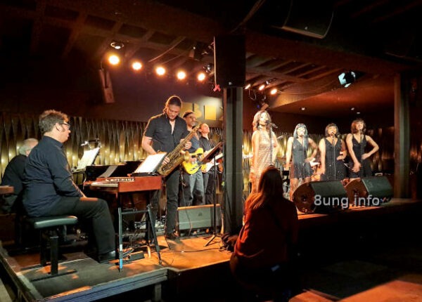 Tina Turner Musical - Orchester und Sängerinnen auf der Bühne