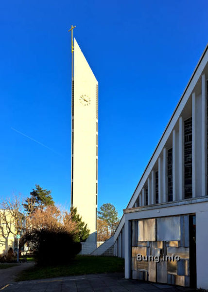 weißer Kirchturm vor strahlend blauem Himmel
