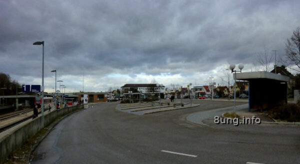 Wetter im Februar: grauer Himmel, Wolken, Regen, Busbahnhof