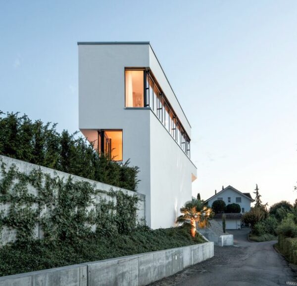 101 Traumhäuser: langes, schlankes Haus mit breiter Fensterfront