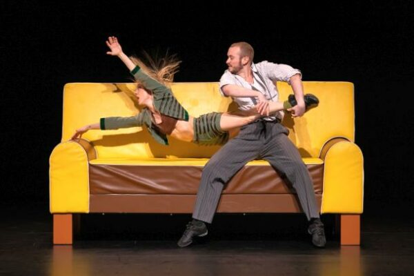♫ Gauthier Dance – 15 YEARS ALIVE – lebendig wie am 1. Tag | Kulturmagazin 8ung.info Gauthier Dance//Dance Company Theaterhaus Stuttgart: 15 YEARS ALIVE | Bühnenfotos Itzik Galili: The Sofa Fotos: Jeanette Bak