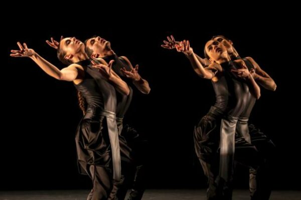 ♫ Gauthier Dance – 15 YEARS ALIVE – lebendig wie am 1. Tag | Kulturmagazin 8ung.info Gauthier Dance//Dance Company Theaterhaus Stuttgart: 15 YEARS ALIVE | Bühnenfotos Dunja Jocic: Ayda Fotos: Jeanette Bak
