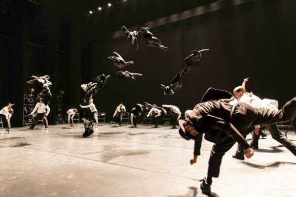 Gauthier Dance//Dance Company Theaterhaus Stuttgart: 15 YEARS ALIVE | Bühnenfotos Ohad Naharin: Minus 16 Fotos: Jeanette Bak