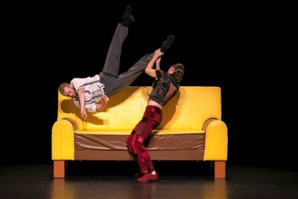 ♫ Gauthier Dance – 15 YEARS ALIVE – lebendig wie am 1. Tag | Kulturmagazin 8ung.info Gauthier Dance//Dance Company Theaterhaus Stuttgart: 15 YEARS ALIVE | Bühnenfotos Itzik Galili: The Sofa Fotos: Jeanette Bak