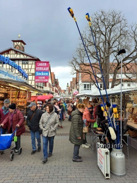 Krämermerkt mit Verkaufsbuden und Kunden