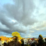 goldene Abendsonne strahlt durch die Regenwolken durch