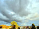 goldene Abendsonne strahlt durch die Regenwolken durch