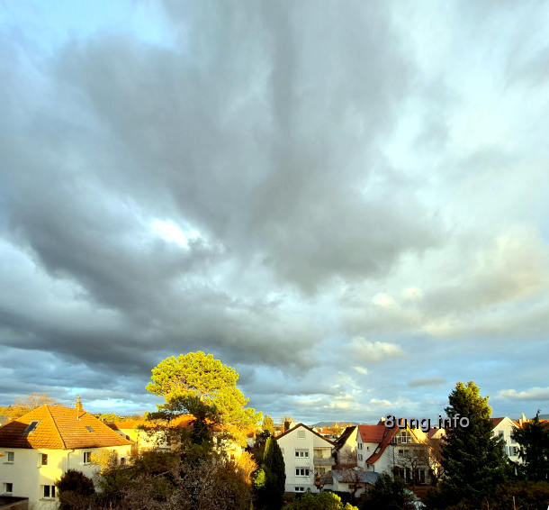 goldene Abendsonne strahlt durch die Regenwolken durch