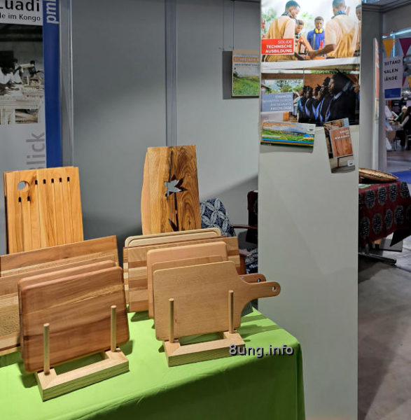 Messe Stuttgart Aussteller: technische Schule finanziert mit Schreinerwaren Projekt in Afrika