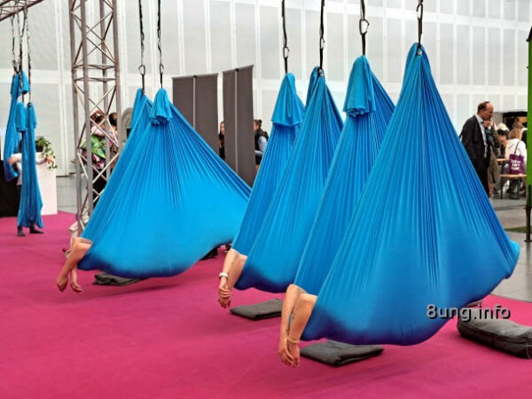Messe Stuttgart Aussteller: Aerial-Yoga in Hängetüchern
