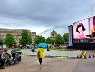 Open Air in Stuttgart - Zuschauer unter Regenschirmen