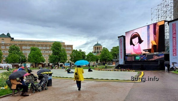 Open Air in Stuttgart - Zuschauer unter Regenschirmen