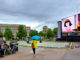 Open Air in Stuttgart - Zuschauer unter Regenschirmen