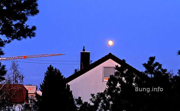 Vollmond vor nachtblauem Himmel