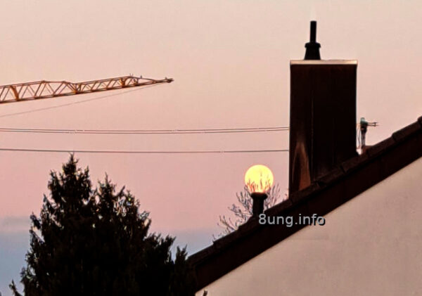 Wetterprognose Vollmond im April 2023 - Vollmond über einem Schornstein