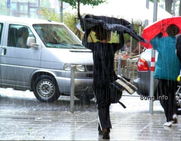 Eisheiligen-Wetter 2023: 5. Tag „Kalte Sophie“ – echt kalt! | Kulturmagazin 8ung.info Wetter Eisheilige: strömender Regen, leute mit Schirm und Cape über dem Kopf als Regenschutz