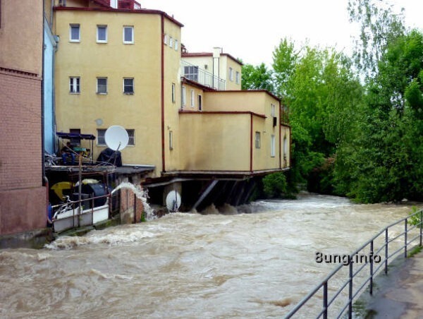 Faszination Buch: Hochwasser, Flusspegel sehr hoch