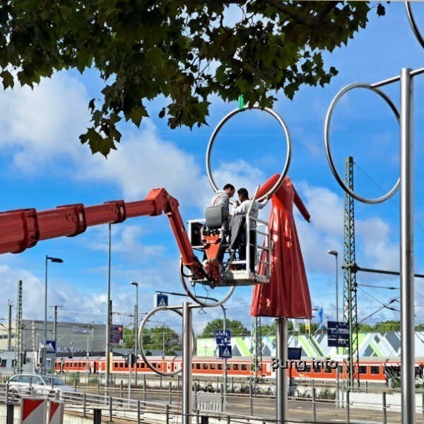 Kunst am Bahnhof von Wendlingen mit 2 Arbeitern