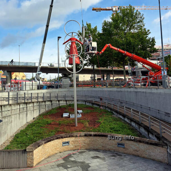 Kunst am Bahnhof von Wendlingen mit rotem Kran