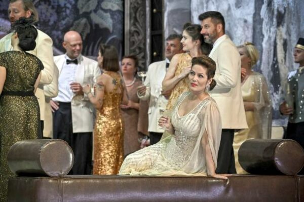 SND Bratislava: Nabucco - Jolana Fogasova als Königin Abigaille in ihrem Schloss