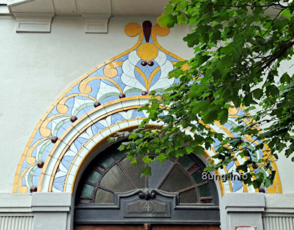 Bratislava in Farbe - Mosaik über dem Türbogen mit Keramifliesen