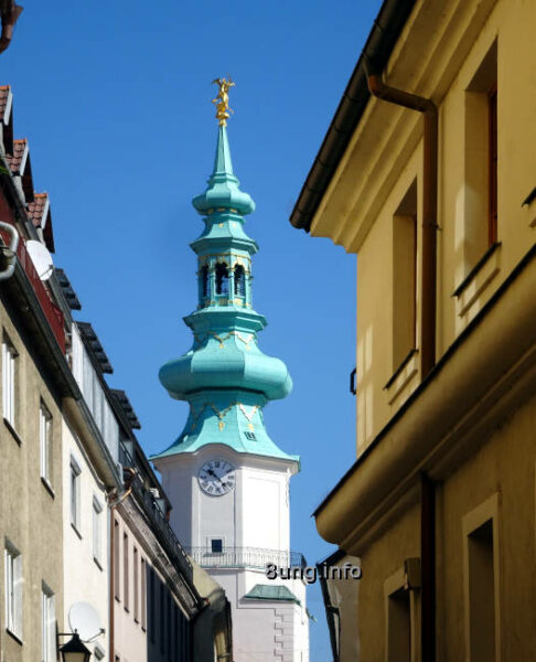 Bratislava in Farbe - türkisfarbenes Kirchendach