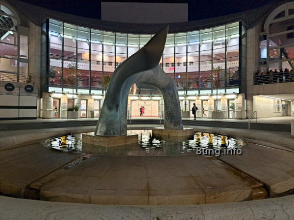 SND Slowakisches Nationaltheater - hell erleuchtet bei Nacht, Brunnen im Vordergrund